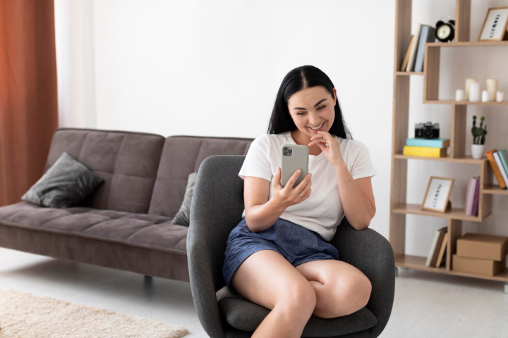 seseorang yang memprivasi akun instagram. (Freepik/freepik) - Image
