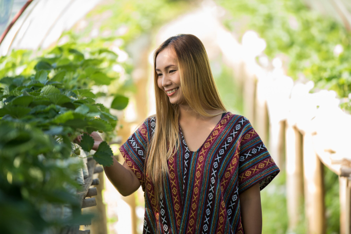 Seseorang yang menikmati kegiatan berkebun. (Freepik/jcomp) - Image