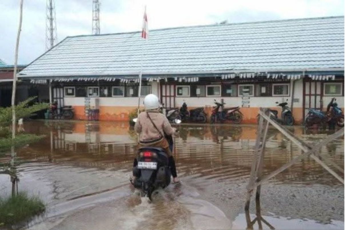 Genangan air di halaman SDN Pemurus Dalam 2, Kecamatan Banjarmasin Selatan, Kota Banjarmasin akibat hujan deras. (Sukarli/Antara) - Image