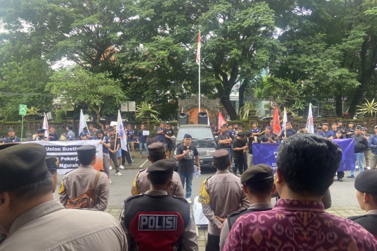 Serikat pekerja tuntut Disnaker Bali evaluasi hasil investigasi Angkasa Pura Supports yang PHK enam karyawan di Denpasar, Jumat (31/1). (Ni Putu Putri Muliantari/Antara) - Image