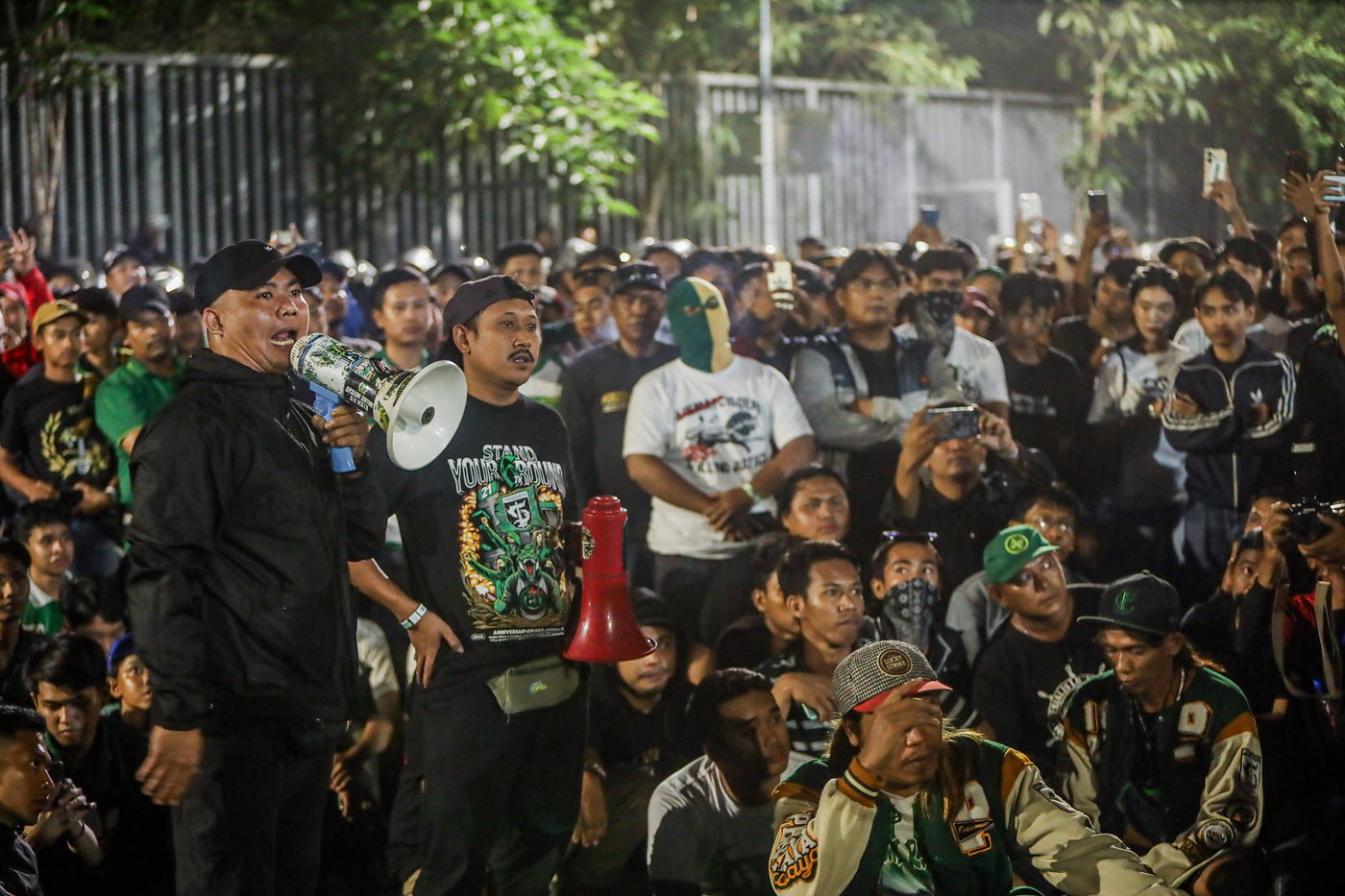 Suporter Persebaya, Bonek melakukan dialog bersama tim Persebaya usai laga melawan Persita pada laga Lanjutan Liga 1 di Stadion Bung Tomo, Jumat (31/1) malam. (Riana Setiawan/ Jawa Pos) - Image
