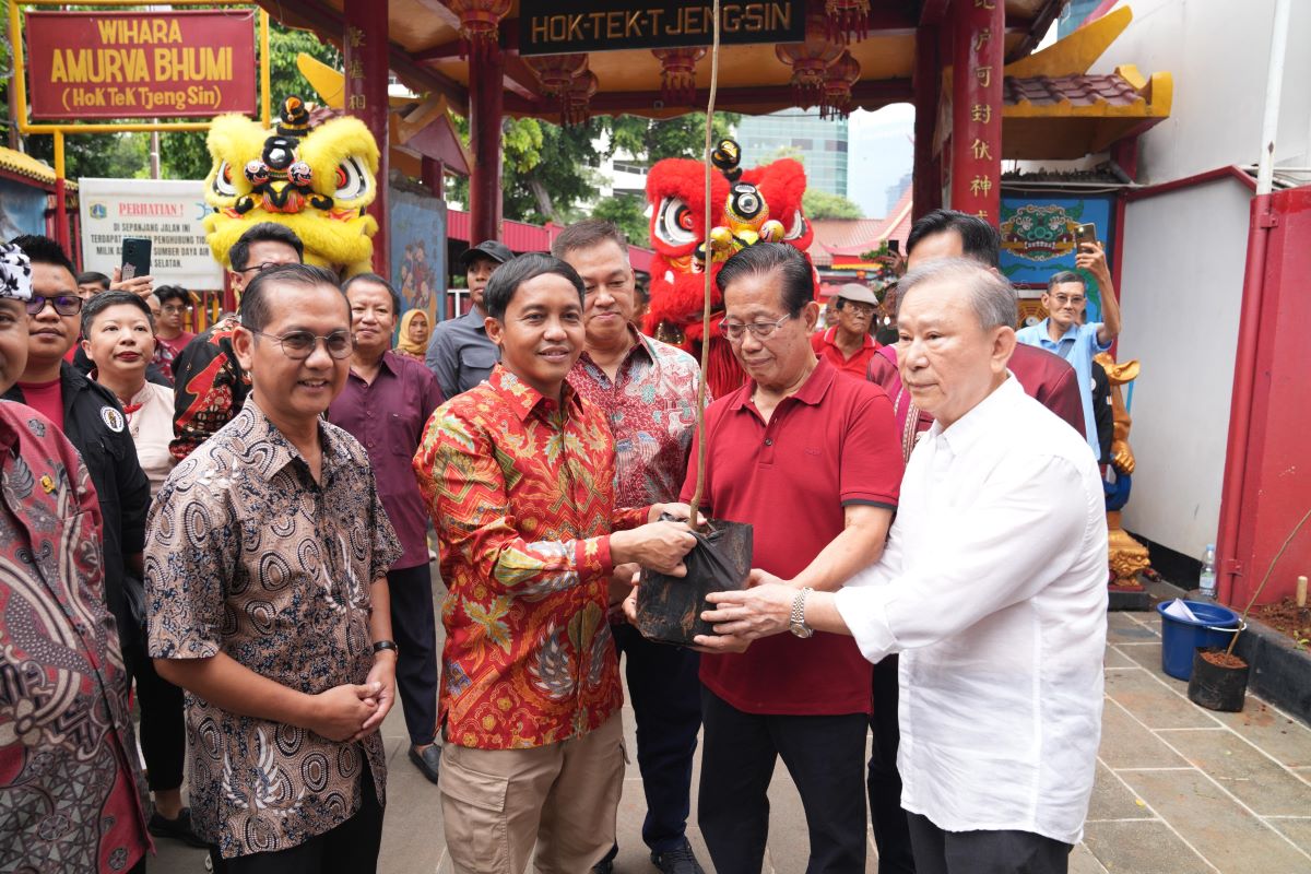 Menhut Raja Juli Antoni di Wihara Amurva Bhumi di Jakarta, Sabtu (1/2). (Humas Kemenhut) - Image