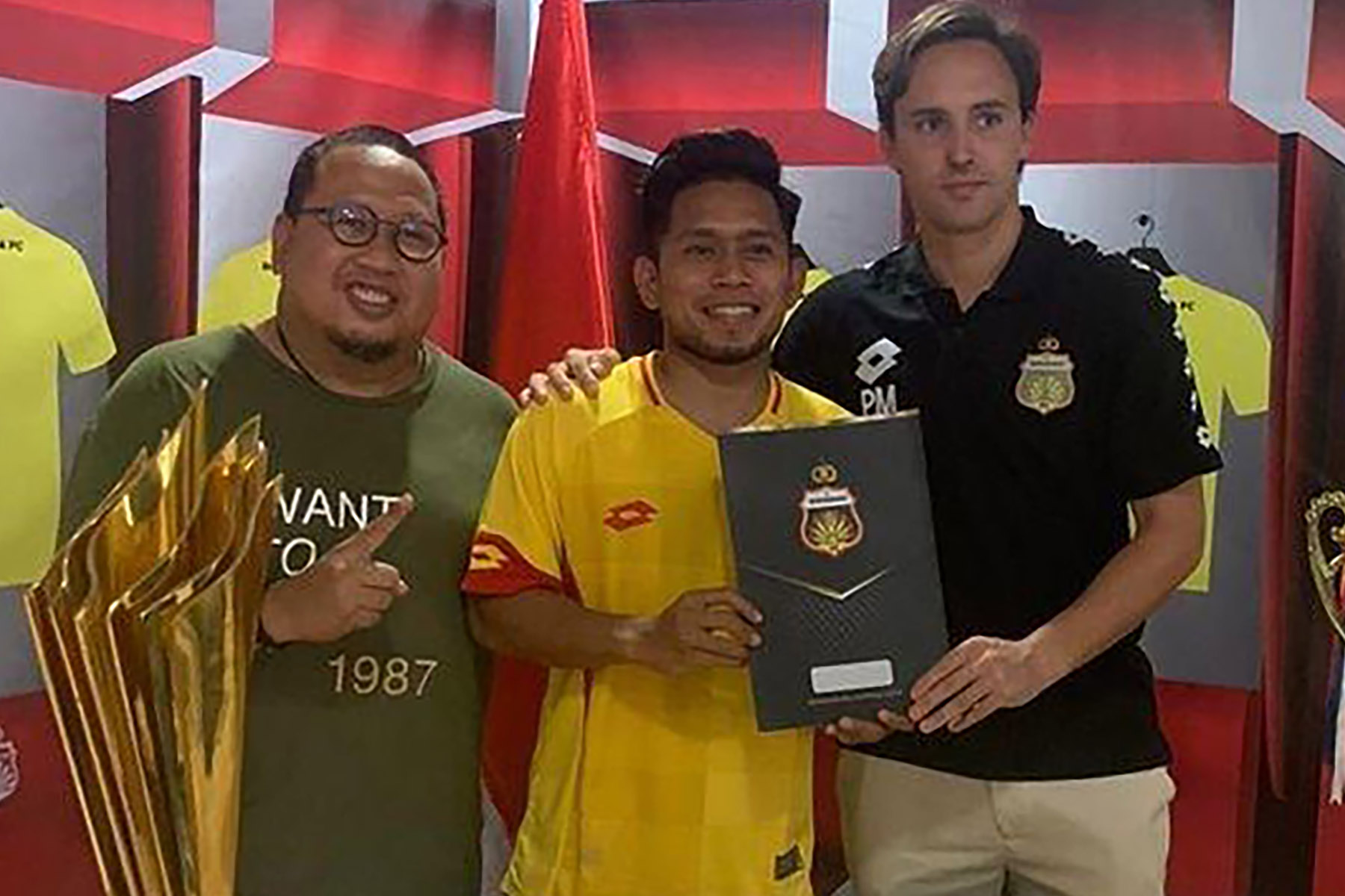 Andik Vermansah (tengah) dan Paul Munster (kanan) bersama agennya Mully Munial. (Dok. BhayangkaraFC)