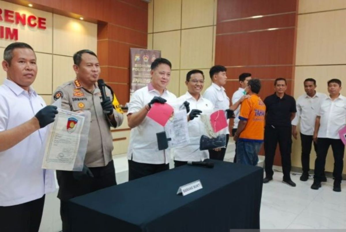 Polisi merilis kasus kekerasan seksual yang dilakukan pemilik panti asuhan di Surabaya, Senin (3/2). (Willi Irawan/Antara) - Image