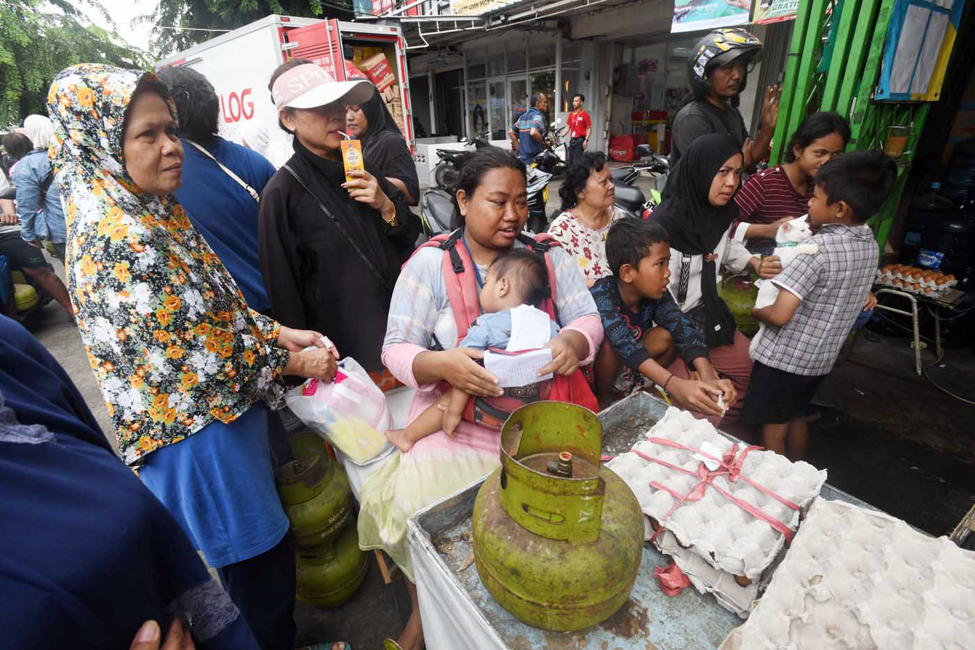 Warga antre membeli gas elpiji 3 kg. (Dery Ridwansah/JawaPos.com) - Image
