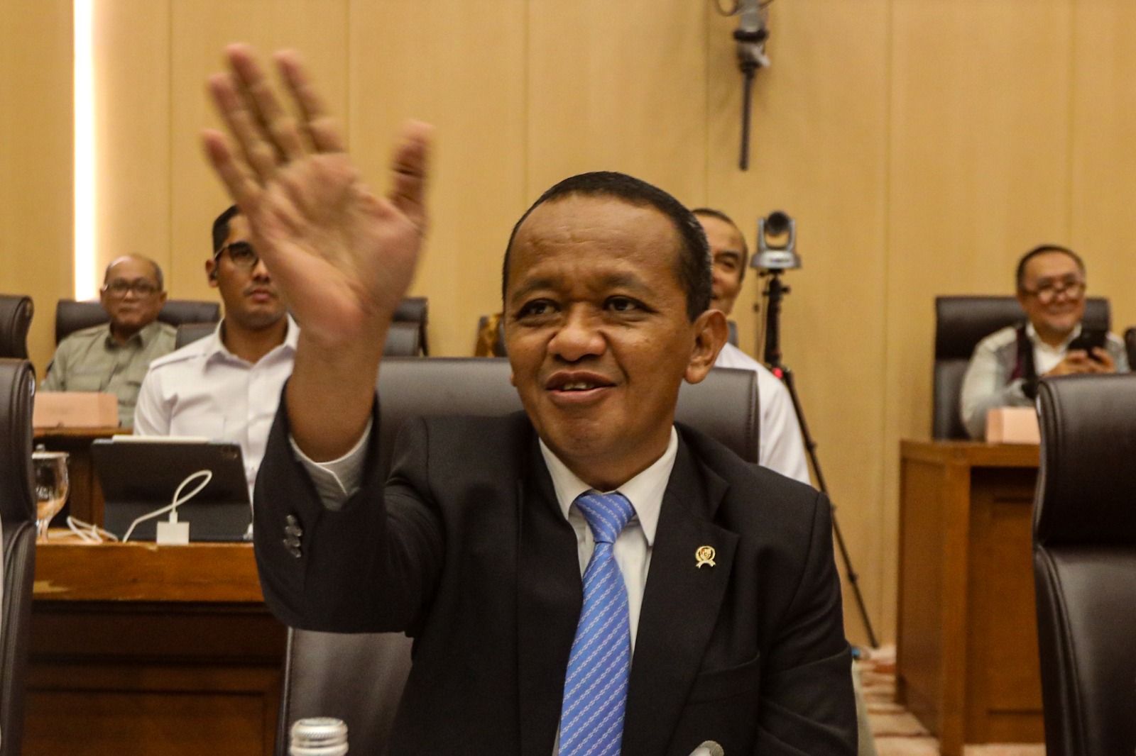 Menteri ESDM Bahlil Lahadalia (kanan) dan Sekjen Kementerian ESDM Dadan Kusdiana (kiri) mengikuti Rapat Kerja (Raker) dengan Komisi XII DPR, di Gedung Nusantara I, Jakarta. (Salman Toyibi/Jawa Pos). - Image