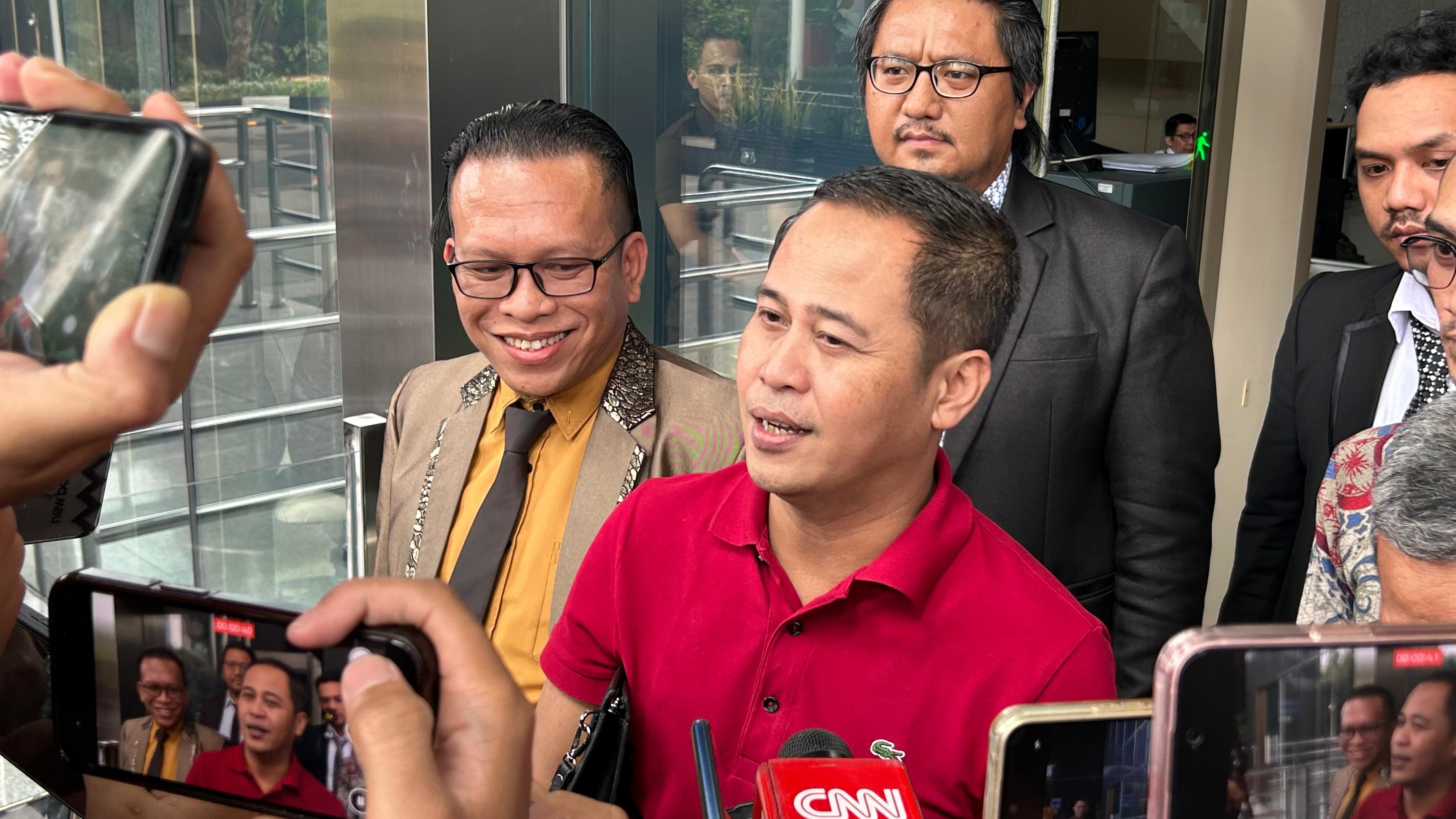 Advokat Donny Tri Istiqomah yang menyandang tersangka kasus dugaan suap pergantian antarwaktu (PAW) Anggota DPR RI 2019-2024 Harun Masiku, selesai menjalani pemeriksaan di Gedung Merah Putih KPK. - Image