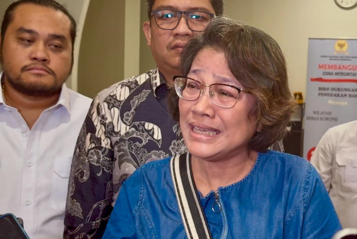 Mantan Anggota Bawaslu Agustiani Tio Fridelina bersama kuasa hukumnya mengadu ke Komnas HAM terkait pencekalan ke luar negeri oleh KPK, Senin (3/2). (Muhammad Ridwan/JawaPos.com) - Image
