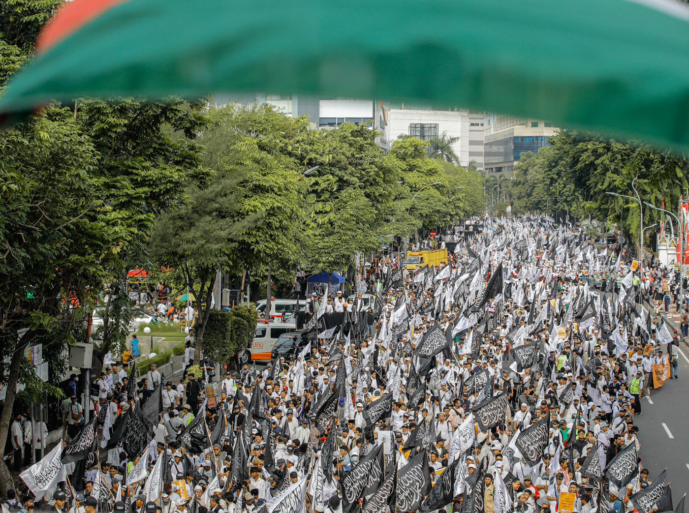 AKSI DAMAI: Sejumlah warga yang tergabung dalam aliansi bela Palestina saat mengikuti aksi damai ter