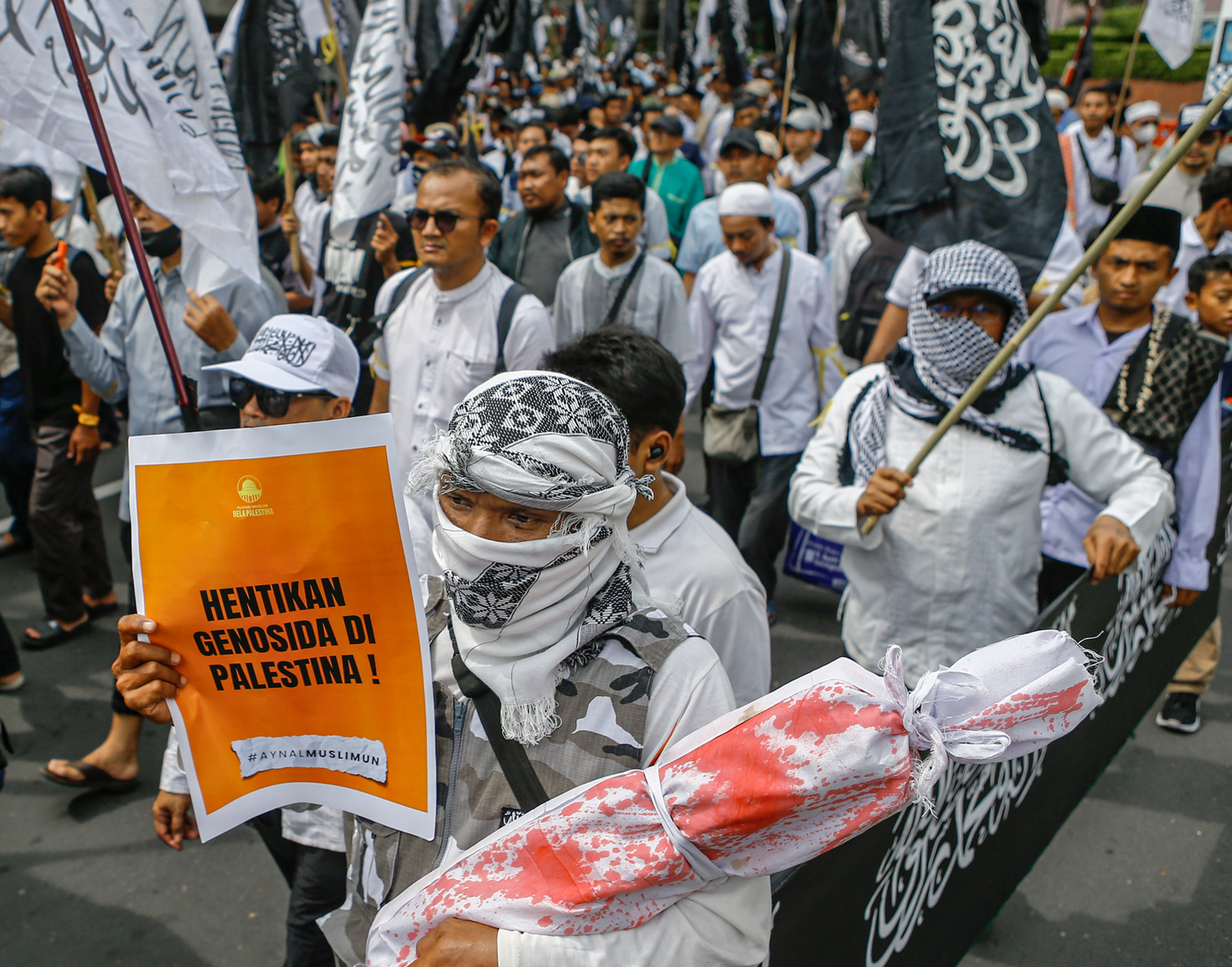 AKSI DAMAI: Sejumlah warga yang tergabung dalam aliansi bela Palestina saat mengikuti aksi damai ter