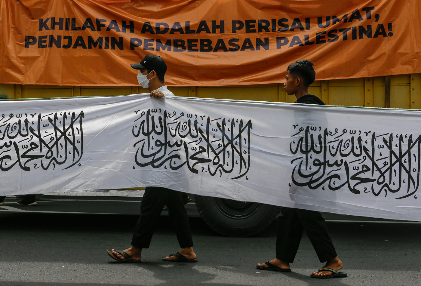 AKSI DAMAI: Sejumlah warga yang tergabung dalam aliansi bela Palestina saat mengikuti aksi damai ter