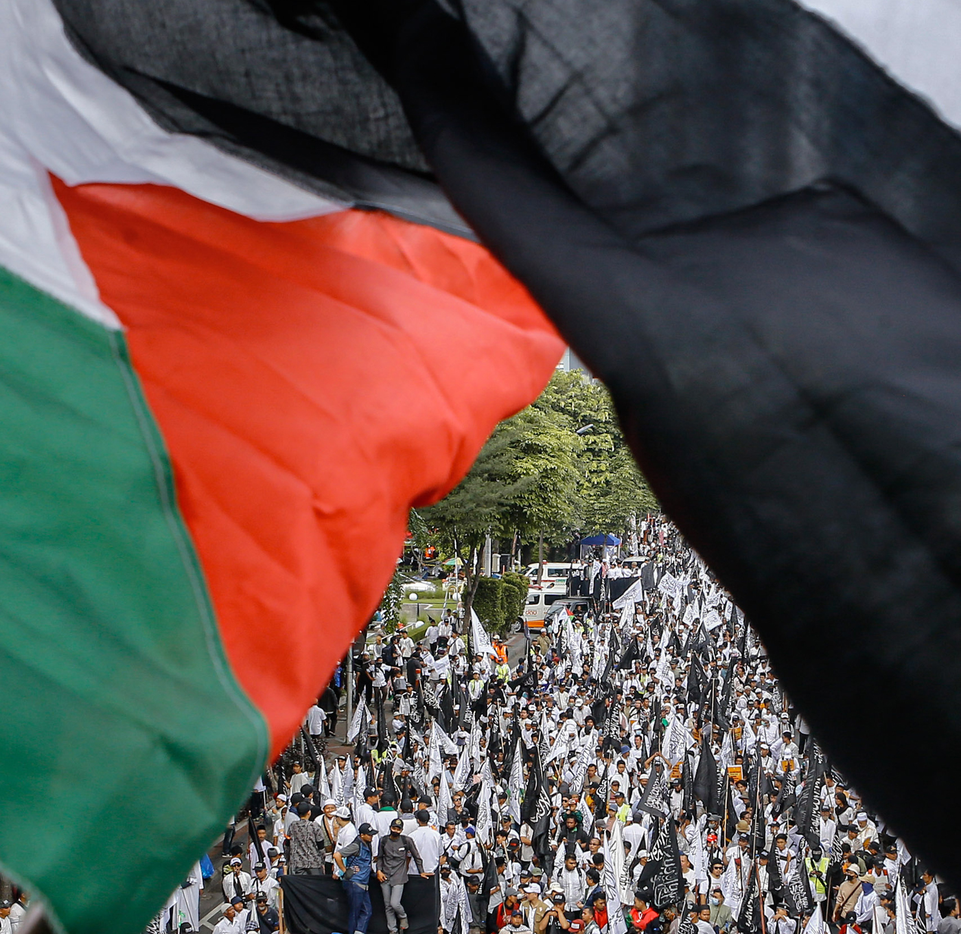 AKSI DAMAI: Sejumlah warga yang tergabung dalam aliansi bela Palestina saat mengikuti aksi damai ter