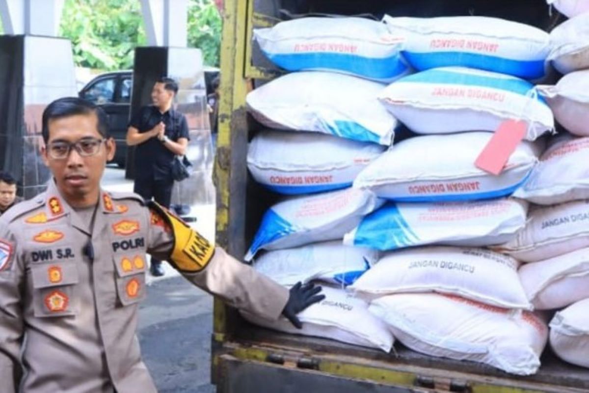 Kapolres Ngawi AKBP Sumrahadi Rahmanto menunjukkan barang bukti kasus penyelewengan tujuh ton pupuk bersubsidi di Ngawi. (Polres Ngawi/Antara) - Image