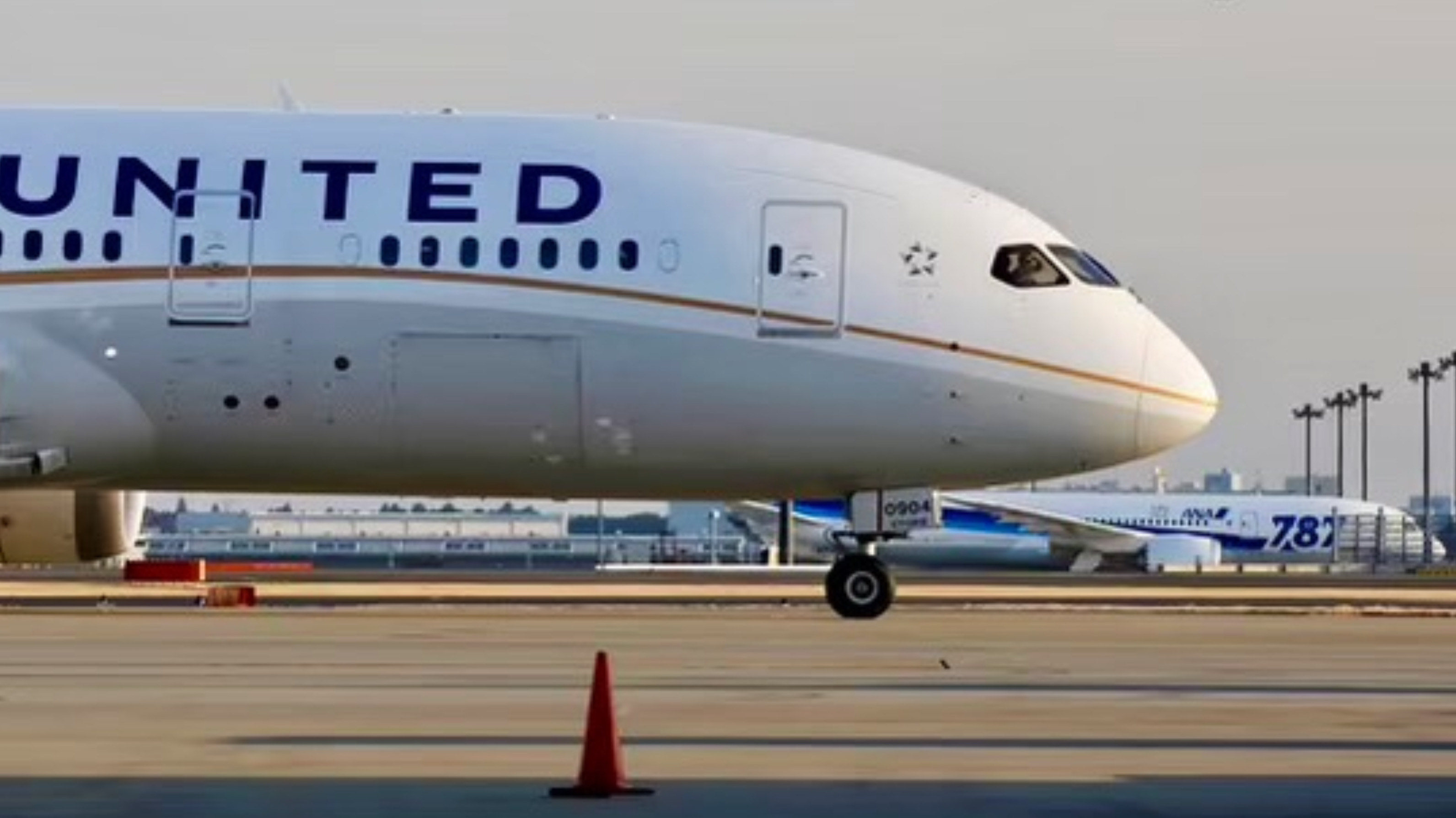 Ilustrasi pesawat United Airlines yang mengalami insiden kebakaran di bagian sayapnya. (Foto: Reuters) - Image