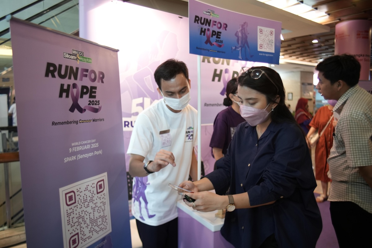 Panitia MRCCC RFH 2025 "Remembering Cancer Warriors" membantu calon peserta yang mendatangi langsung booth di Lobby Rumah Sakit MRCCC Siloam Semanggi untuk pendaftaran tiket. (Istimewa) - Image