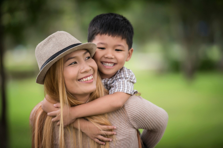 seseorang yang membesarkan anak yang kuat secara mental. (Freepik/jcomp) - Image