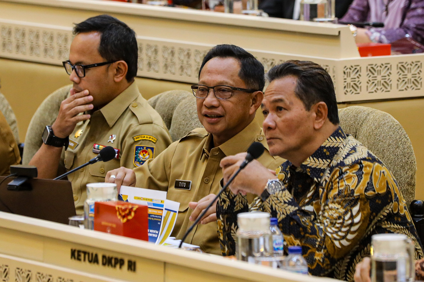 Menteri Dalam Negeri Muhammad Tito Karnavian (tengah) didampingi Wakil Menteri Dalam Negeri Bima Arya Sugiarto (kiri) dan Ketua DKPP Heddy Lugito (kanan) mengikuti rapat kerja bersama Komisi II DPR di Kompleks Parlemen, Senayan, Jakarta, Senin (3/2/2025). - Image