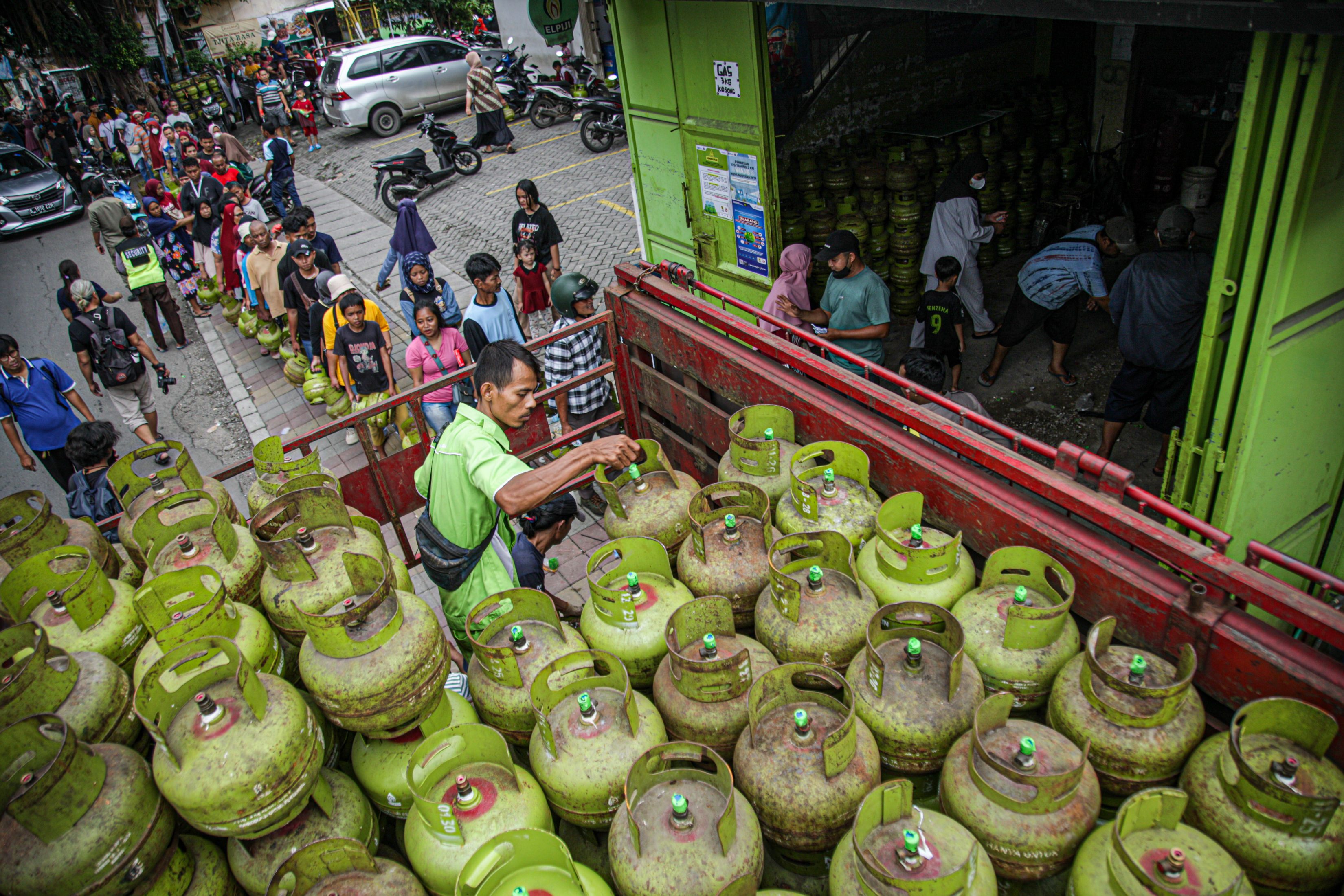 Petugas melayani warga untuk menukarkan gas 3kg atau gas Melon di Cibodas, Kota Tangerang, Senin (3/2/2025). (HANUNG HAMBARA/JAWA POS) - Image