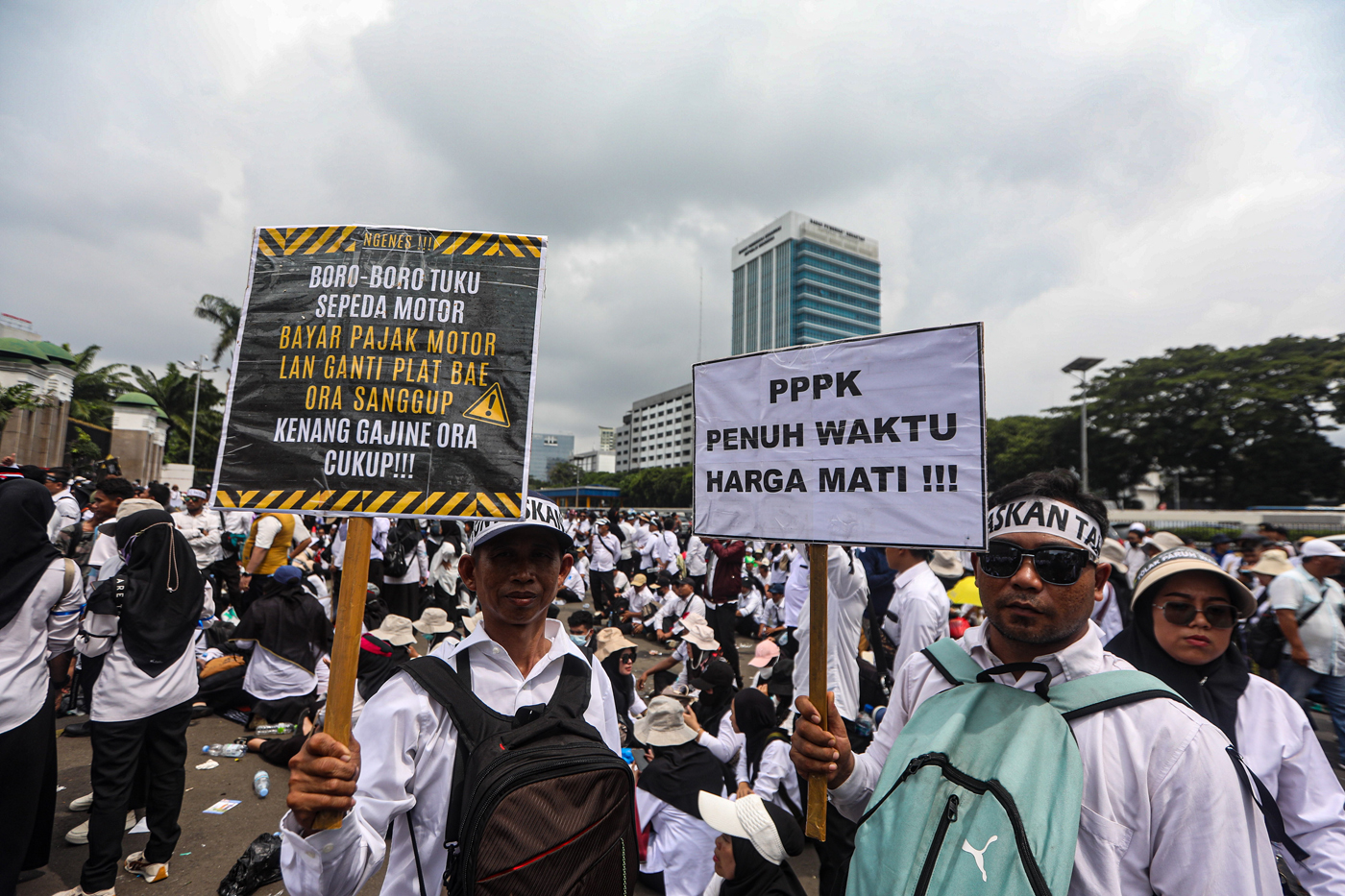 Tenaga honorer aksi unjuk rasa di depan Gedung DPR, Kompleks Parlemen Senayan, Jakarta, Senin (3/2/2025). (Salman Toyibi/Jawa Pos) - Image