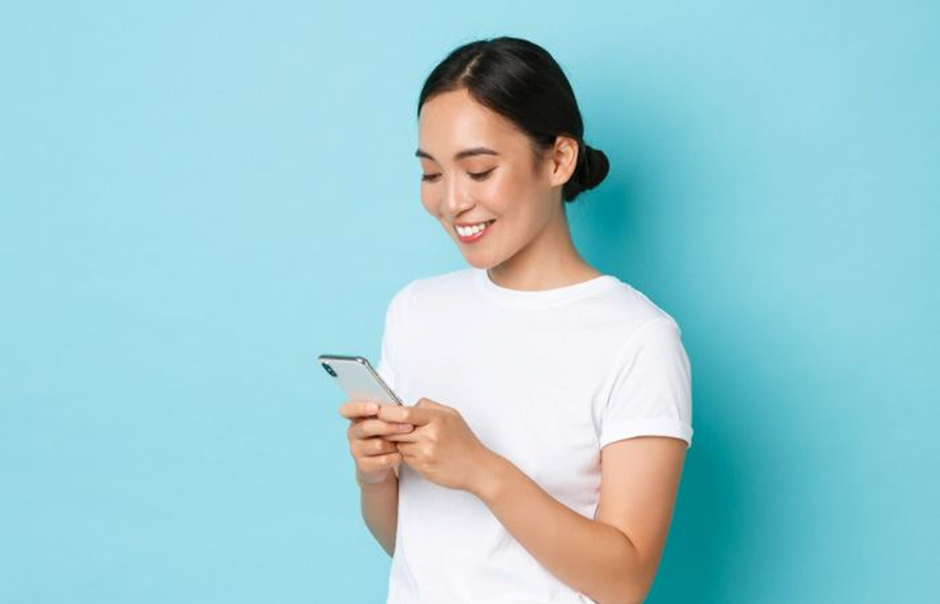 Ilustrasi orang yang tidak segera membalas chat. (Freepik) - Image