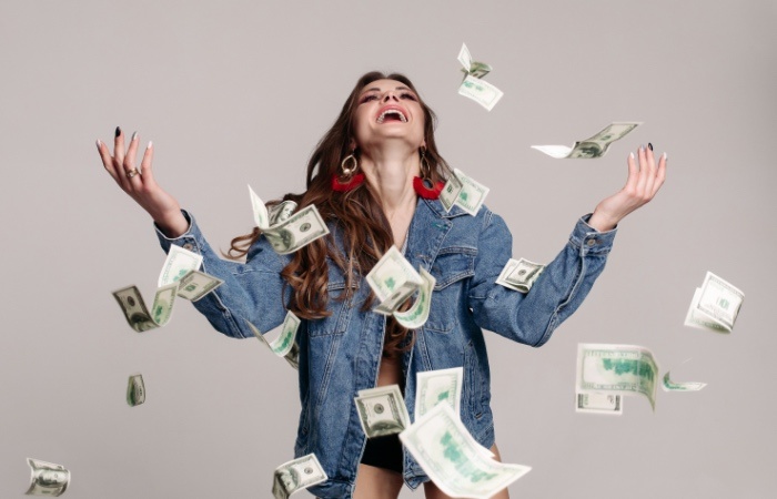 Ilustrasi shio yang akan dikelilingi dengan bonus rezeki menggiurkan. Freepik - Image