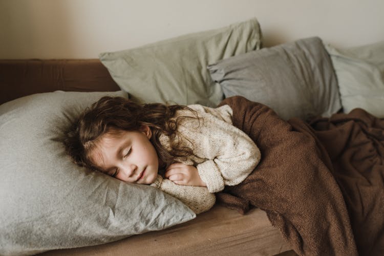 Ilustrasi seorang anak tidur dan bermimpi. (Pexels) - Image