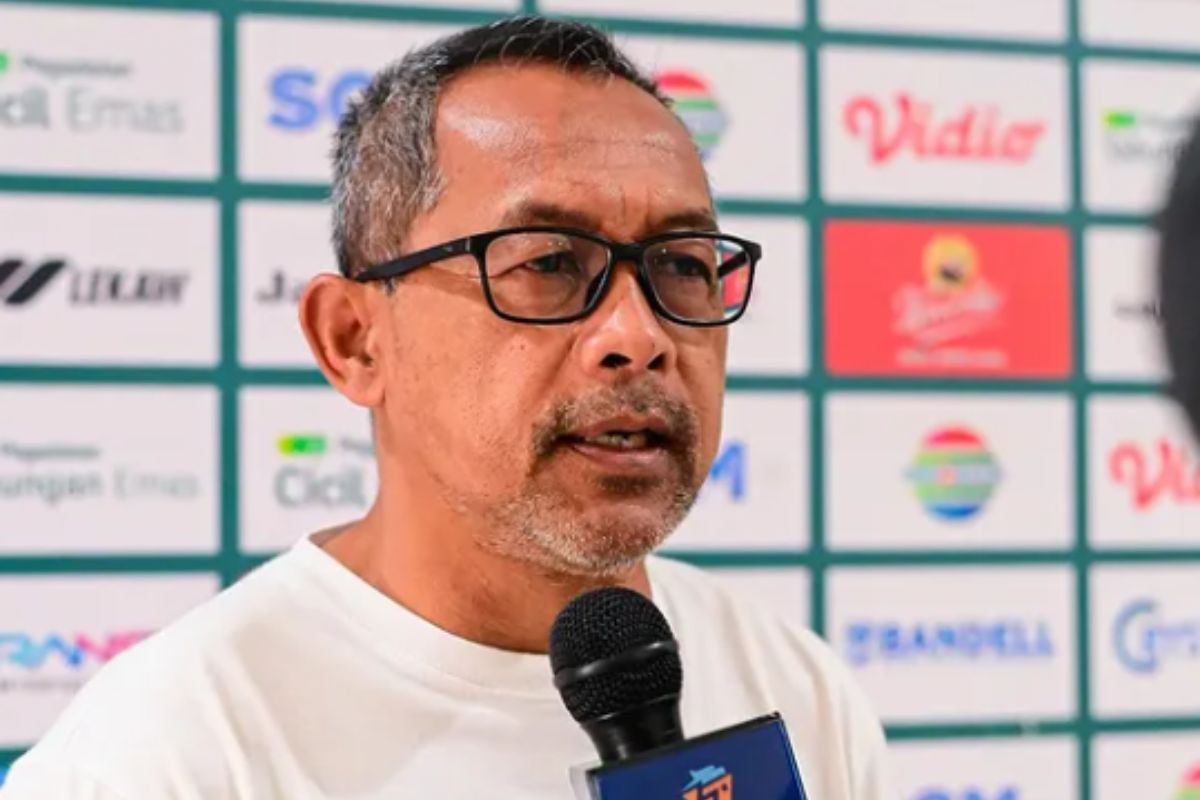 Aji Santoso kini tengah berjuang bersama PSPS Pekanbaru untuk lolos ke Liga 1 musim depan. (Media PSPS Pekanbaru) - Image