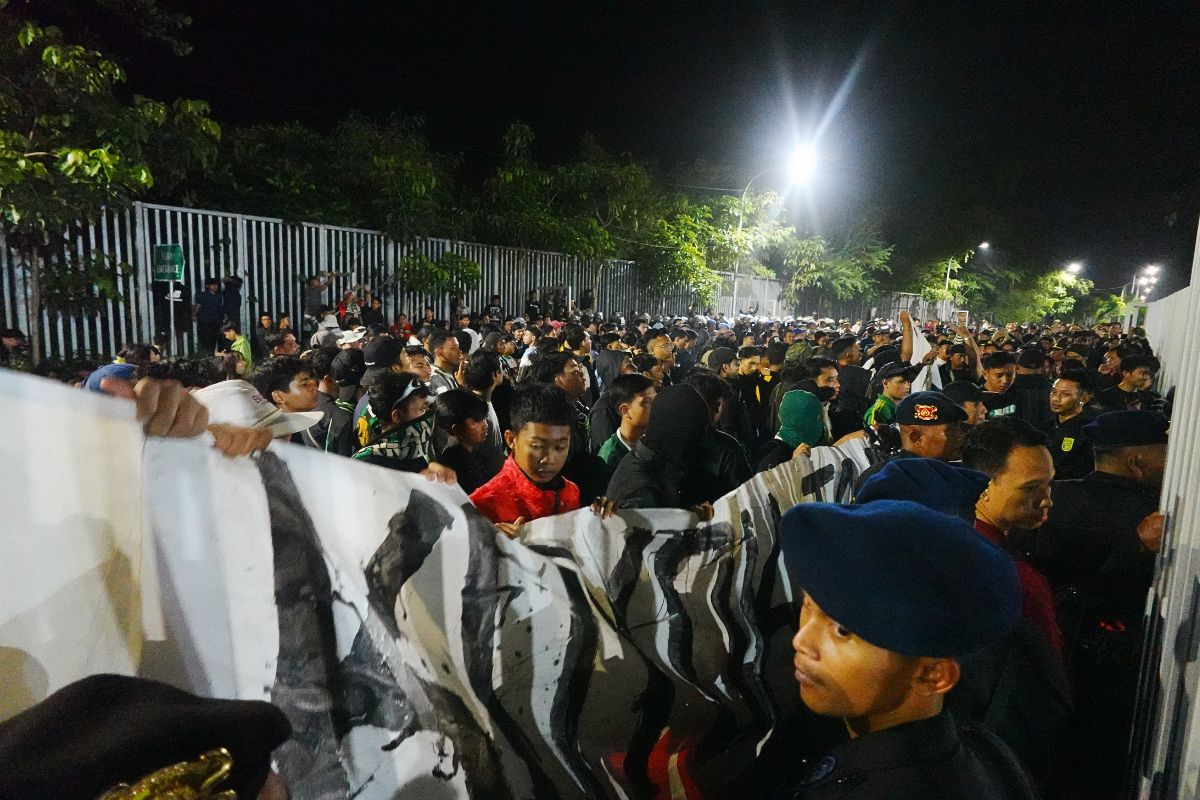 Bonek berharap Persebaya Surabaya bisa berjuang tanpa dukungan langsung dari mereka di kandang Persis Solo. (Moch. Rizky Pratama Putra/JawaPos.com) - Image