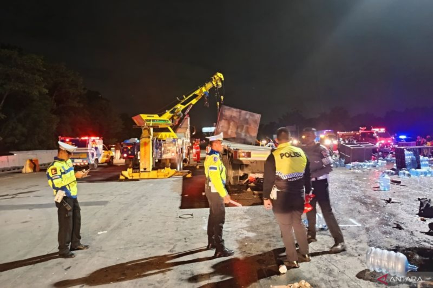 Petugas menangani lokasi kecelakaan di Gerbang Tol Ciawi, Kelurahan Katulampa, Kota Bogor, Jawa Barat, Rabu (5/2/2025). (ANTARA/HO-Damkar Kota Bogor) - Image
