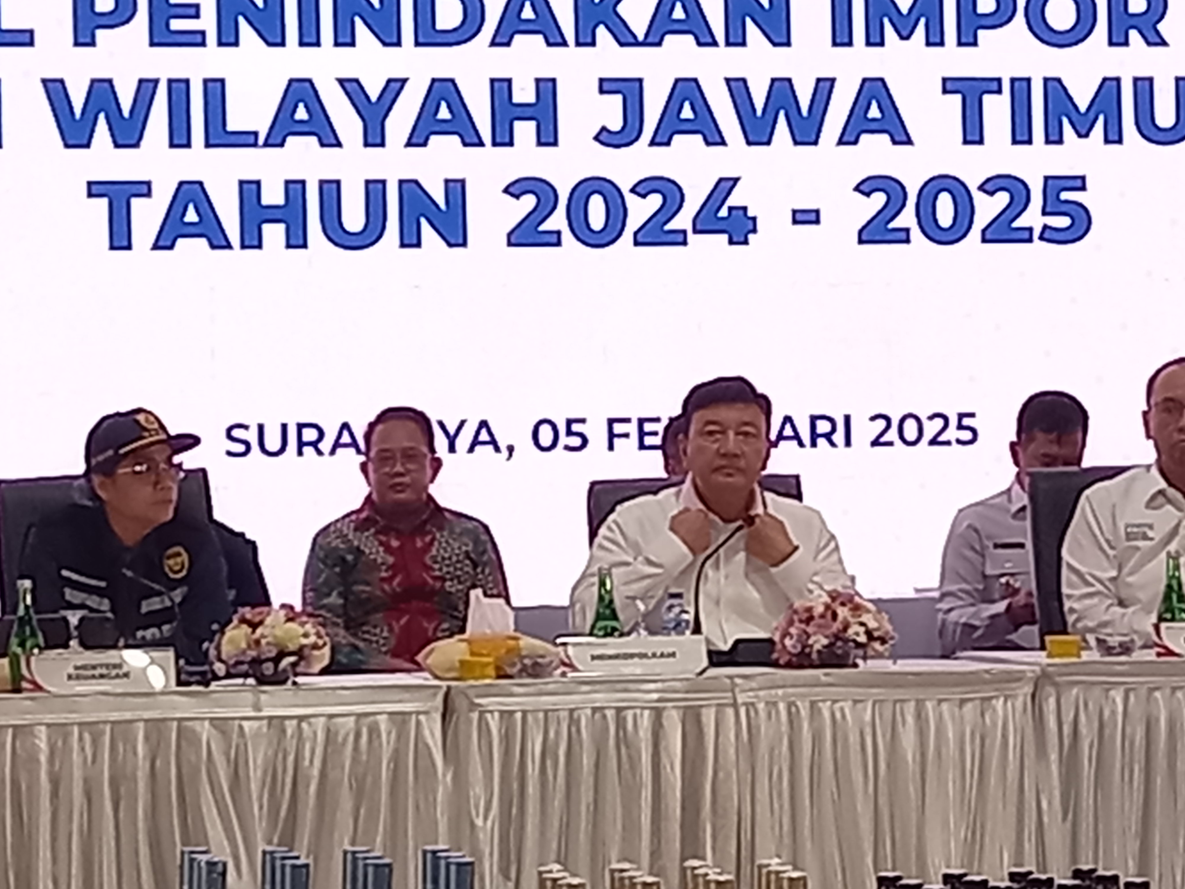 Konferensi pers ekspos hasil penindakan impor dan ekspor di PT Peti Kemas Surabaya, Rabu (5/2). (Novia Herawati) - Image