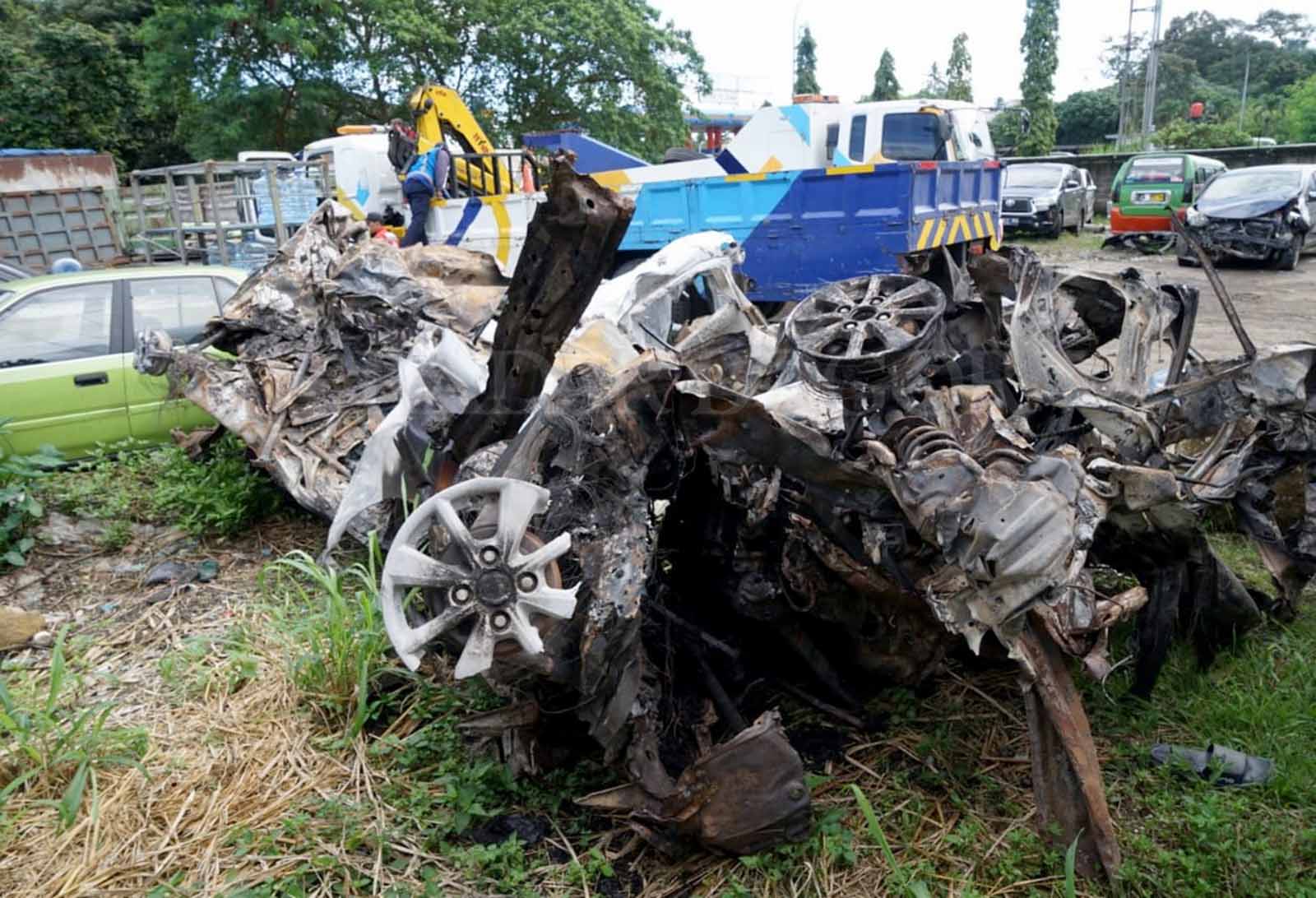 Petugas evakuasi kendaraan roda empat di Gerbang Tol Ciawi, Kota Bogor, Jawa Barat. (Sofyansyah / Radar Bogor) - Image