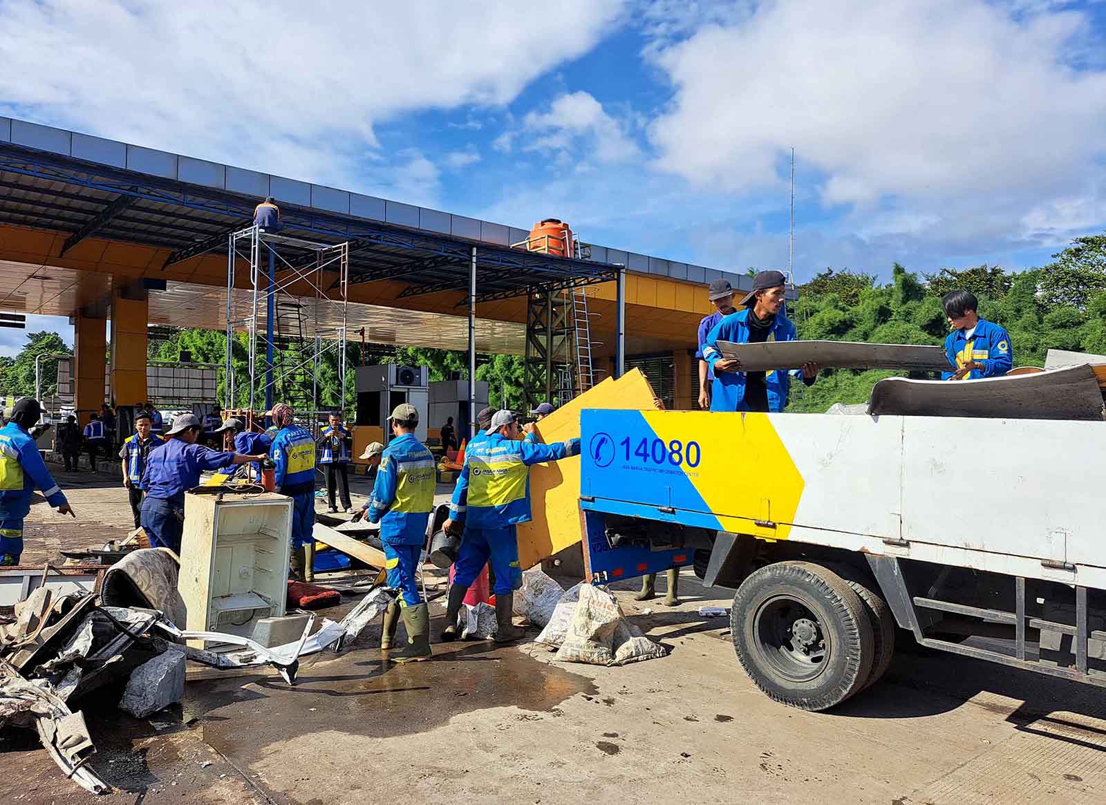 Petugas bersihkan sisa puing gerbang Tol Ciawi akibat kecelakaan lalu lintas, Kota Bogor, Jawa Barat. (Reka Faturachman/ Radar Bogor) - Image