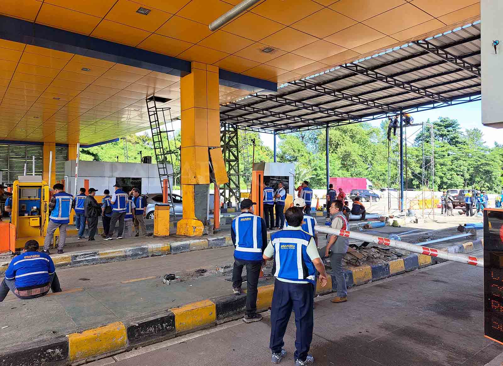 Petugas bersihkan sisa puing gerbang Tol Ciawi akibat kecelakaan lalu lintas, Kota Bogor, Jawa Barat. (Reka Faturachman/ Radar Bogor) - Image