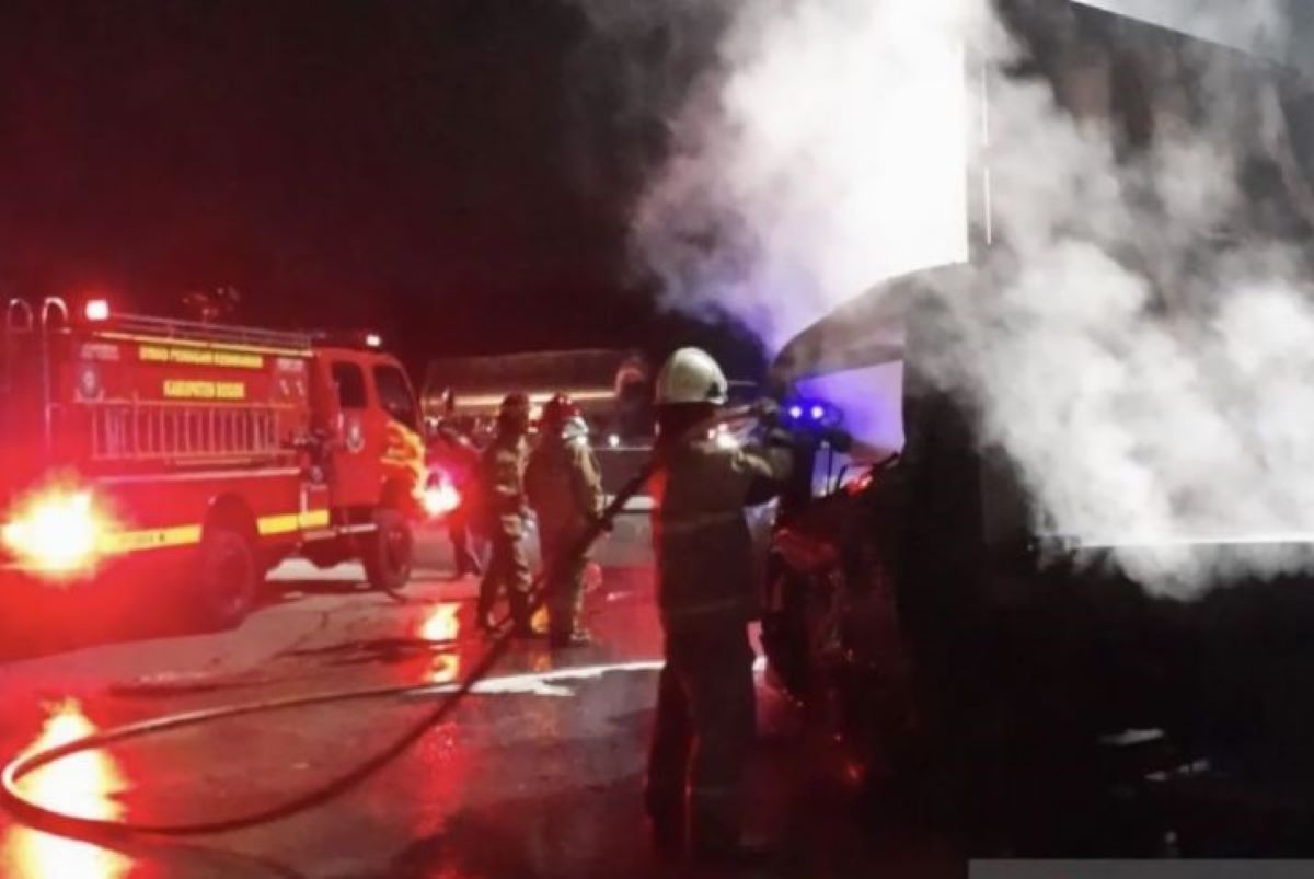 Petugas menangani kecelakaan di Gerbang Tol Ciawi, Kelurahan Katulampa, Kota Bogor, Rabu (5/2). (Damkar Kota Bogor/Antara) - Image