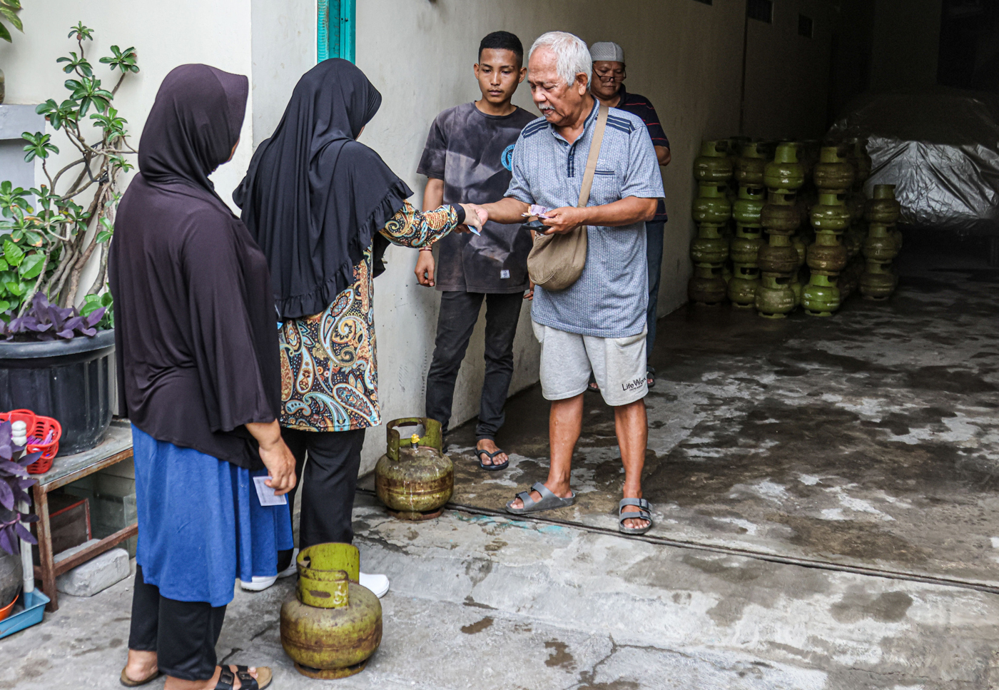 Warga membeli LPG 3 kg bersubsidi yang masih langka karena keterbatasan stok di salah satu pangkalan gas di Jakarta, Selasa (4/2/2025). (Hanung Hambara/Jawa Pos) - Image
