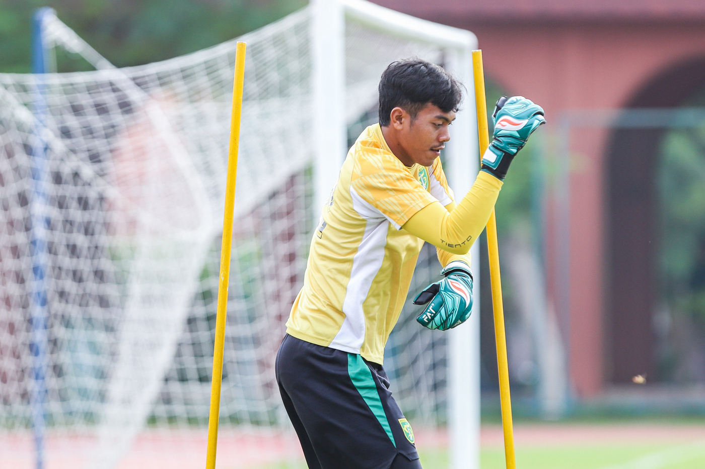 Kiper Persebaya Andhika menjalani latihan di Lapangan Thor, Surabaya, Jawa Timur (4/2/2025). (Riana Setiawan/ Jawa Pos) - Image