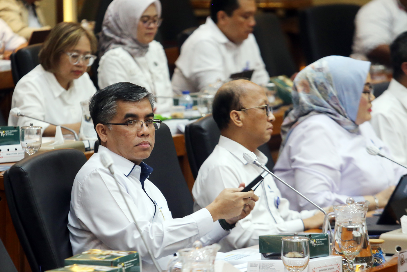 Menteri Ketenagakerjaan Yassierli bersiap mengikuti rapat kerja dengan Komisi IX DPR di Kompleks Parlemen, Senayan, Jakarta, Selasa (4/2/2025). (Dery Ridwansah/ JawaPos.com) - Image