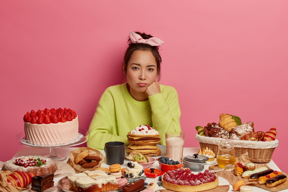 Ilustrasi seorang wanita yang mengalami emotional eating. (Wayhomestudio/Freepik). - Image