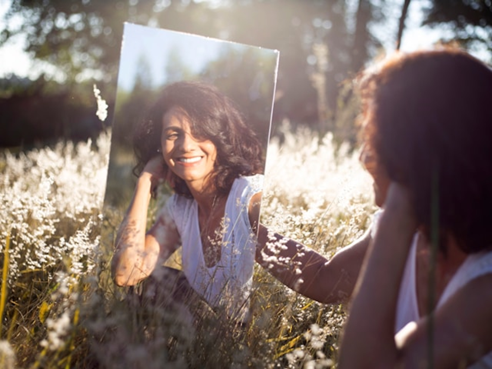 Ilustrasi seorang wanita yang bahagia. (Caroline veronez/Unsplash). - Image