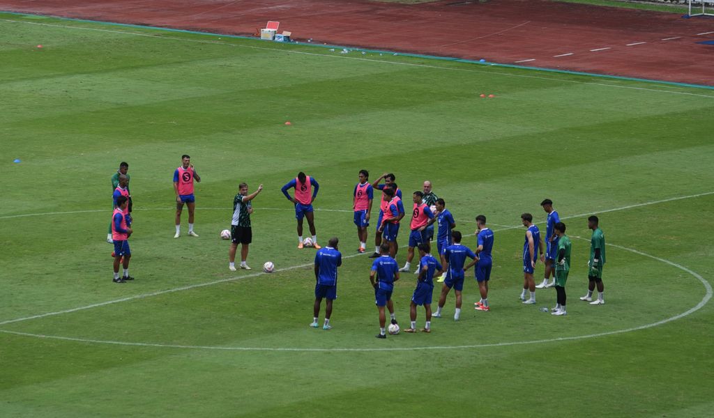 Persib Bandung hadapi tantangan berat di markas PSIS Semarang dalam pekan ke-22 Liga 1 2024/2025. (@persib) - Image