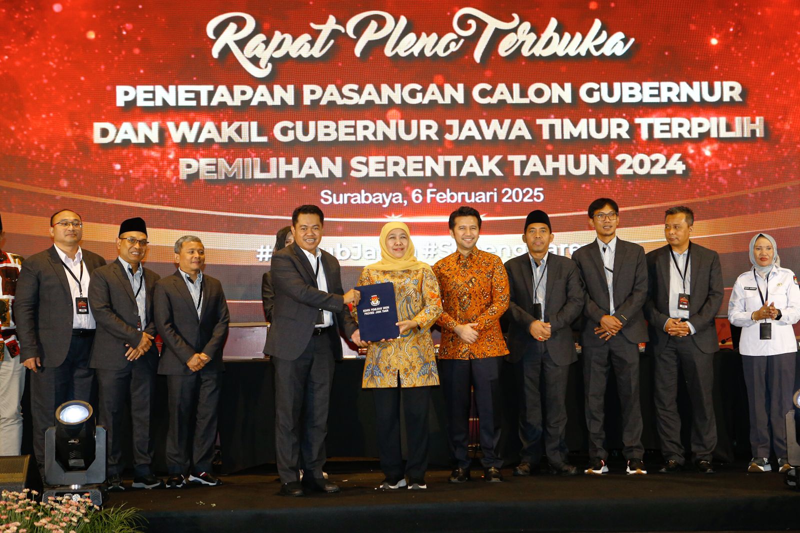 Rapat Pleno Terbuka Penetapan Pasangan Calon Gubernur dan Wakil Gubernur Jawa Timur terpilih Pilkada serentak 2024 di Surabaya, Kamis (6/2). (Dipta Wahyu/ Jawa Pos). - Image