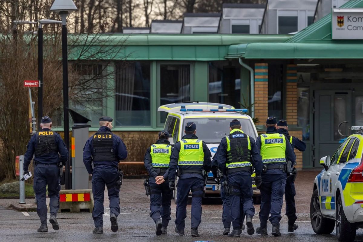 Petugas kepolisian setempat pada Rabu (5/2) dekat lokasi tragedi penembakan massal di Orebro, Swedia. (The New York Times) - Image