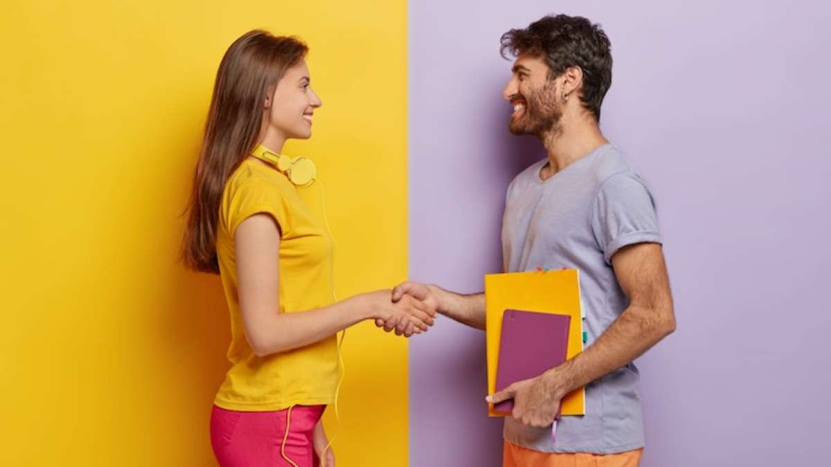 Ilustrasi reconnect dengan teman lama tanpa rasa canggung (freepik) - Image