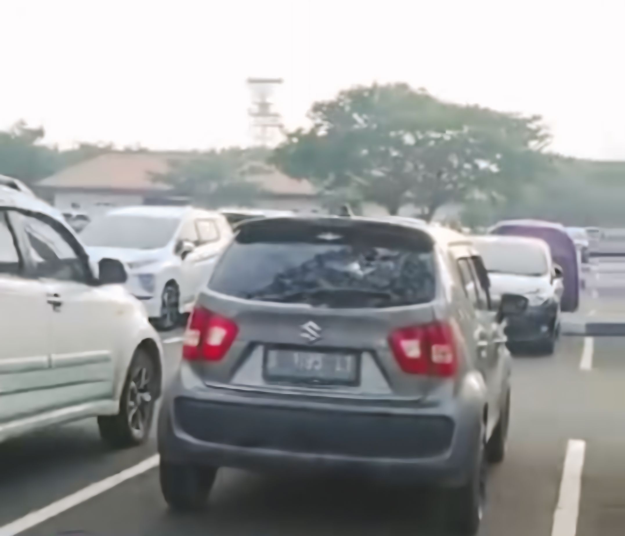 Mobil plat ganda ditemukan terparkir di Bandara Juanda Surabaya, polisi pastikan salah satunya asli lengkap dengan BPKB. (Instagram @surabayaraya_info) - Image