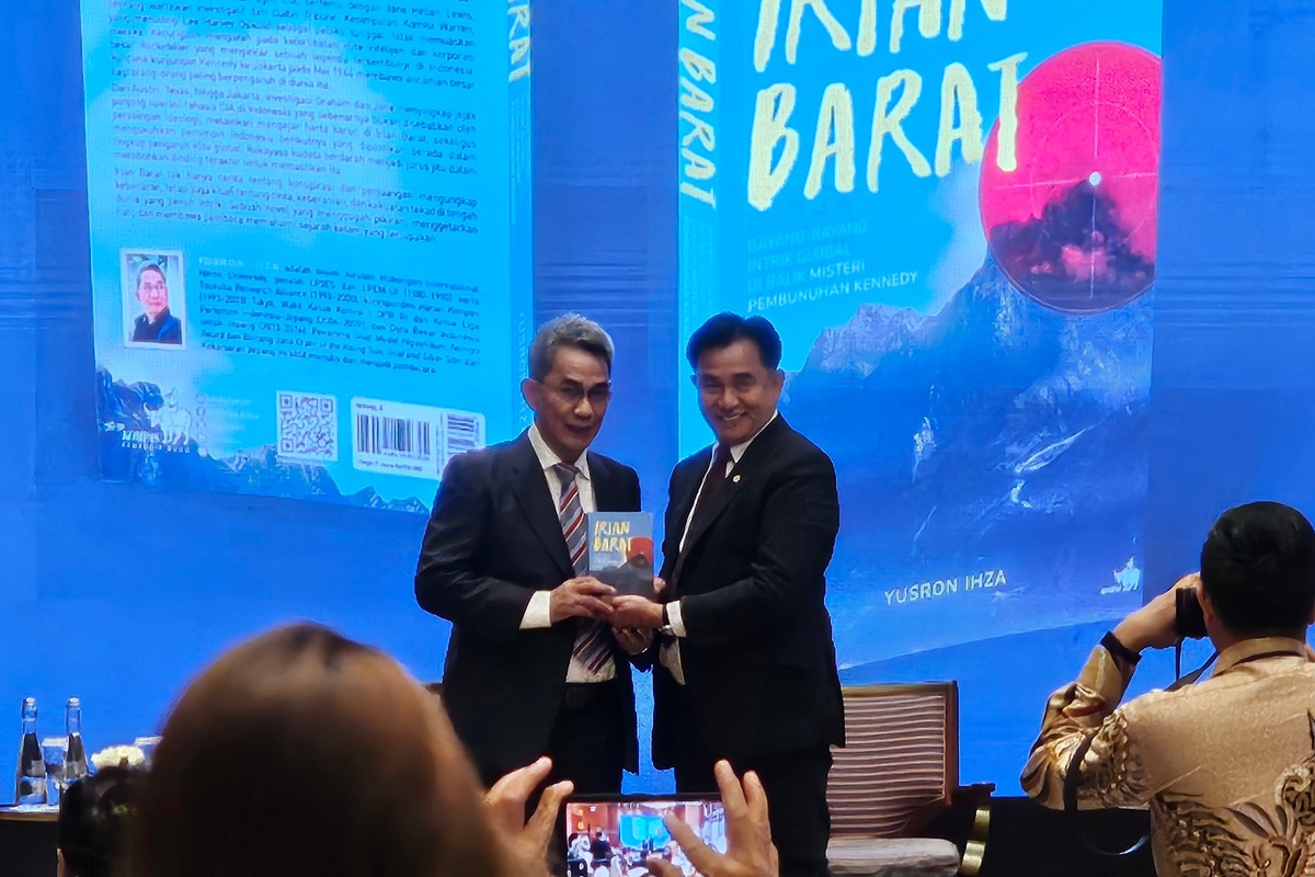 Mantan Dubes RI untuk Jepang Yusron Ihza Mahendra bersama Menko Kumham Imipas Yusril Ihza Mahendra dalam peluncuran novel, Kamis (6/2). (Ridwan/JawaPos.com) - Image