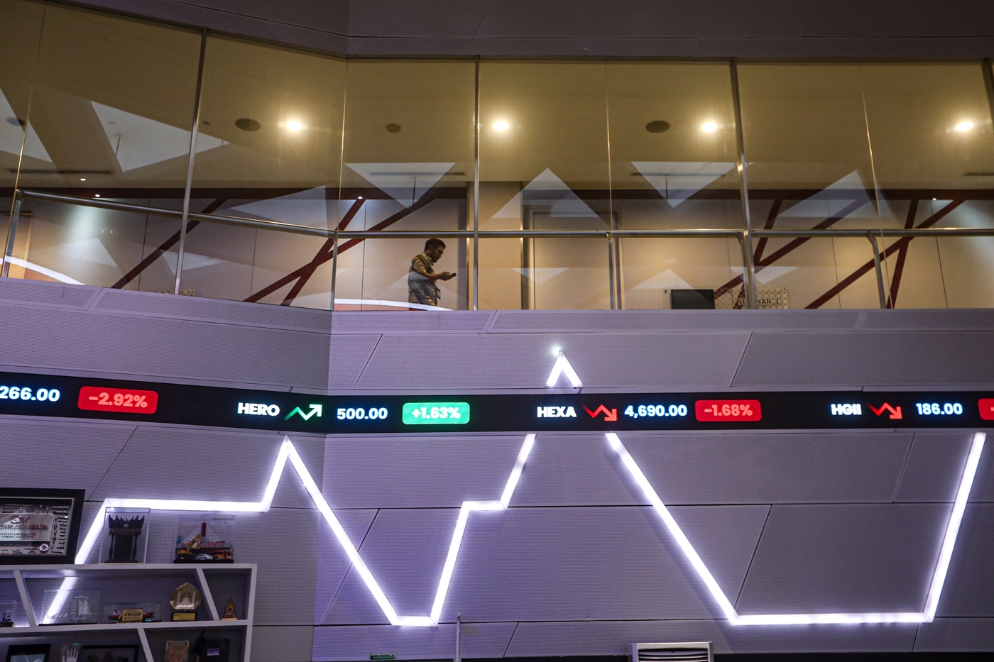 Indeks Harga Saham Gabungan (IHSG) Di Gedung Bursa Efek Indonesia, Jakart. (Salman Toyibi/Jawa Pos) - Image