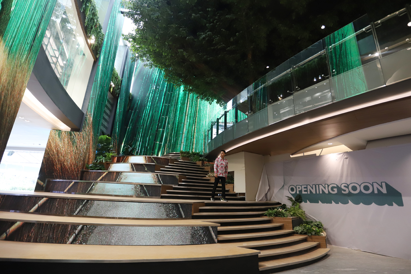 Pekerja beraktivitas di Lippo Mall Nusantara, Jakarta, Kamis (6/2/2025). (Dery Ridwansah/ JawaPos.co