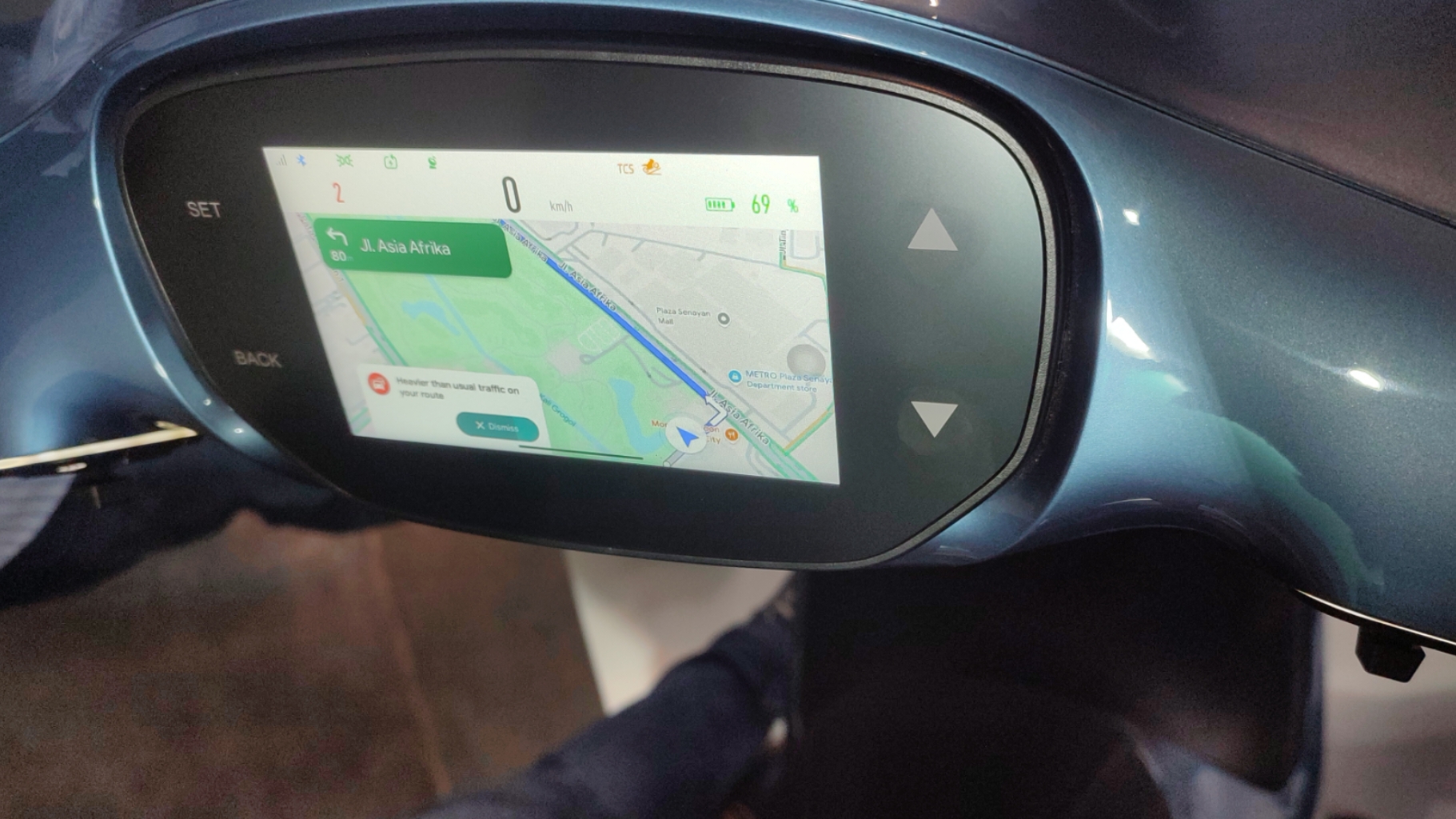 Tampilan navigasi pada Speedometer motor listrik Adora. (Nanda Prayoga/JawaPos.com) - Image