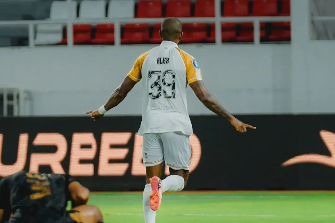 Selebrasi gol Alex Martins. (Instagram Dewa United). - Image