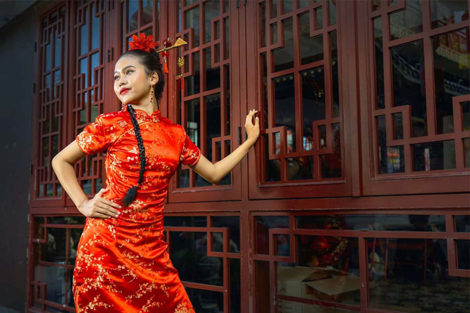 Ilustrasi merayakan Imlek dengan baju cheongsam berwarna merah. (Pexels) - Image